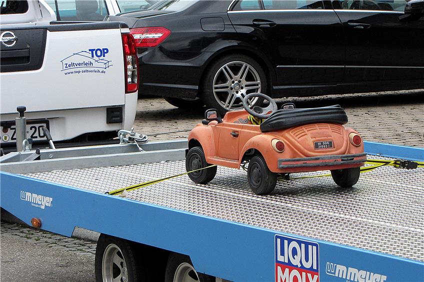 Durchaus geduldet wurde auch dieses Miniatur-Exemplar eines VW Käfer beim NSU-Teilemarktes – transportiert natürlich standesgemäß auf dem Autoanhänger.