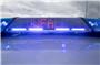 Ein Blaulicht auf dem Dach eines Polizeifahrzeugs mit der LED-Anzeige „Unfall“. Foto: Daniel Karmann/dpa/Symbolbild