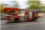 Ein Feuerwehrfahrzeug mit Drehleiter fährt zu einem Einsatz. Foto: Robert Michael/dpa-Zentralbild/dpa/Symbolbild
