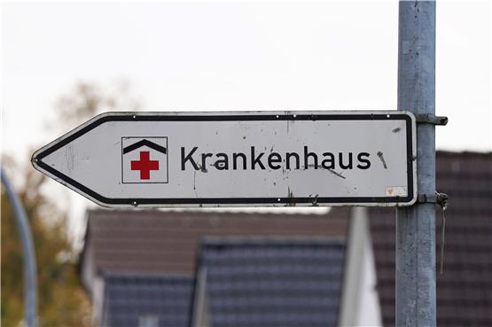 Ein Hinweisschild mit der Aufschrift „Krankenhaus“ weist den Weg zur Klinik. Foto: Marcus Brandt/dpa/Symbolbild