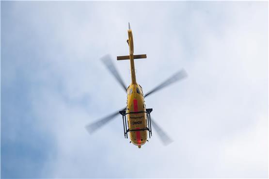 Ein Hubschrauber des ADAC fliegt. Foto: Sebastian Gollnow/dpa