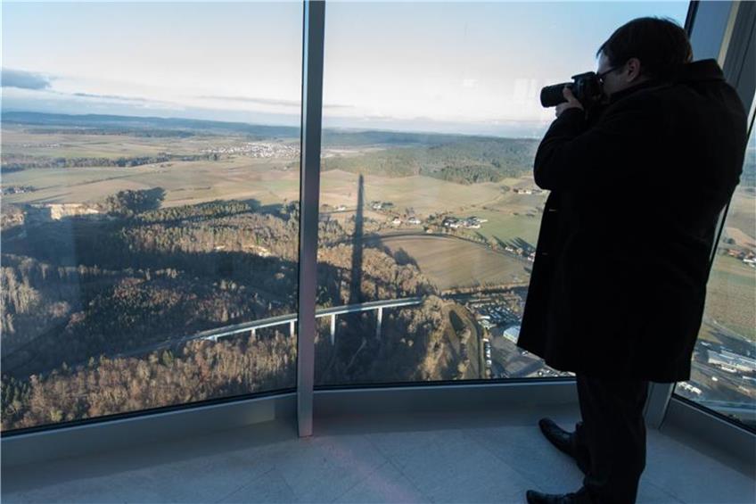 Ein Mann fotografiert vom 246 Meter hohen Testturm der Firma Thyssenkrupp aus. Foto: P. Seeger/Archiv dpa/lsw