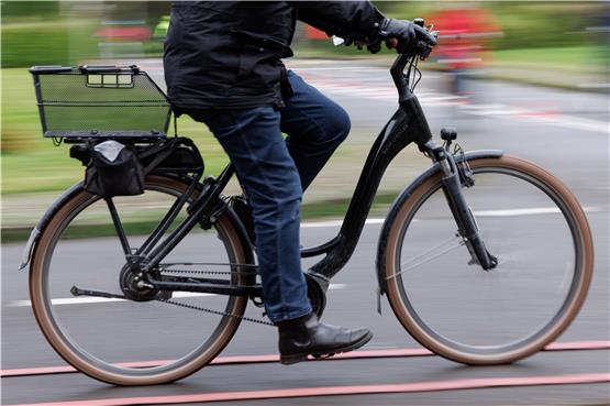 Ein Radfahrer fährt mit seinem Pedelec über einen Verkehrsübungsplatz. Foto: Friso Gentsch/dpa