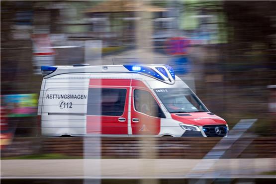 Ein Rettungswagen ist mit Blaulich im Einsatz. Foto: Jens Büttner/dpa/Symbolbild