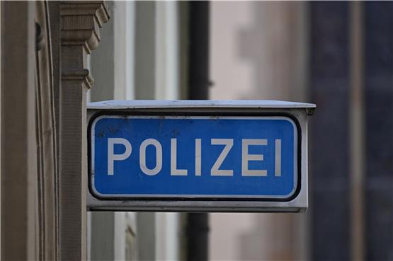 Ein Schild mit der Aufschrift Polizei vor einer Polizeiwache. Foto: Bernd Weißbrod/dpa/Symbolfoto