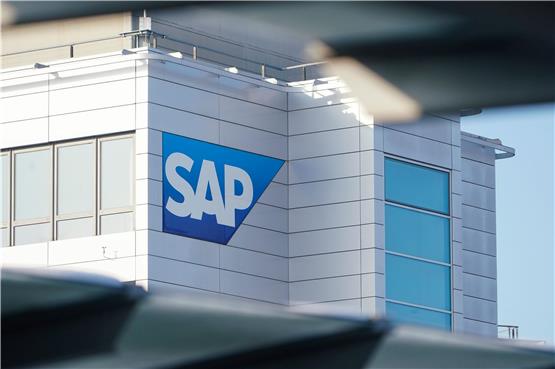 Ein Schild mit der Aufschrift „SAP“ hängt an einem Gebäude der Konzernzentrale des Softwareunternehmens SAP. Foto: Uwe Anspach/dpa