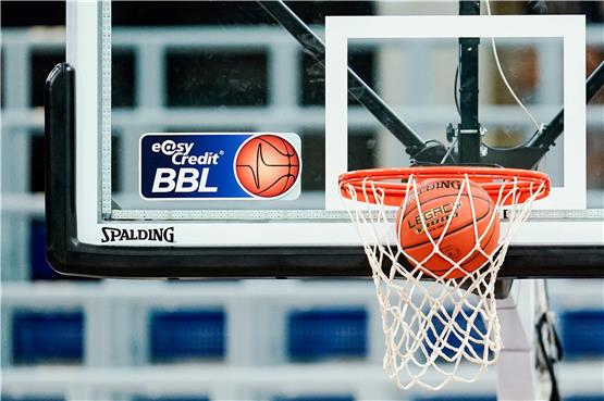Eine Basketball landet im Netz. Foto: Uwe Anspach/dpa/Symbolbild