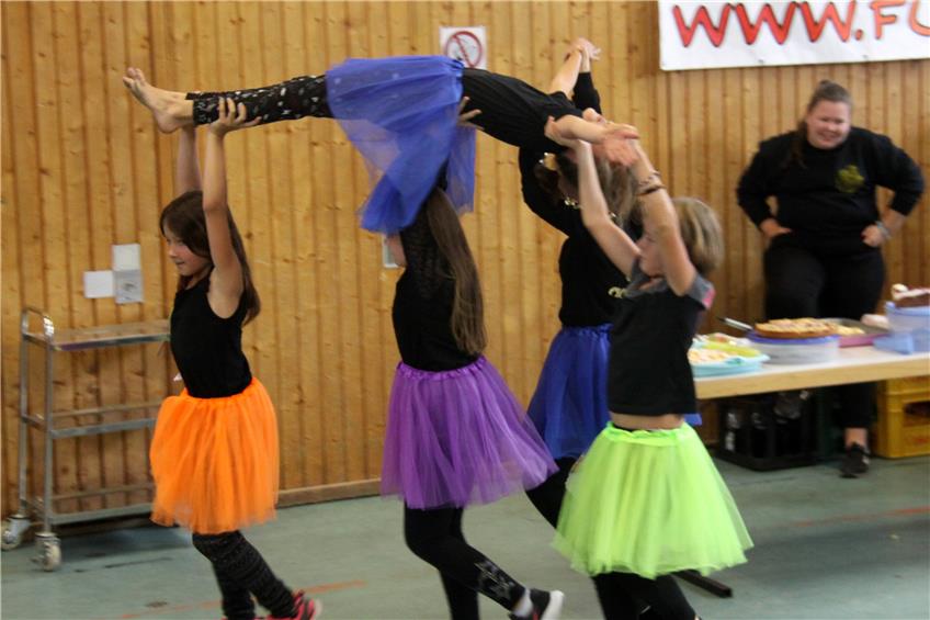 Eine freie Interpretation von Shakiras „Waka Waka“ boten einigeMädchen in bunten Tüllröcken mit einem rasanten Tanz.