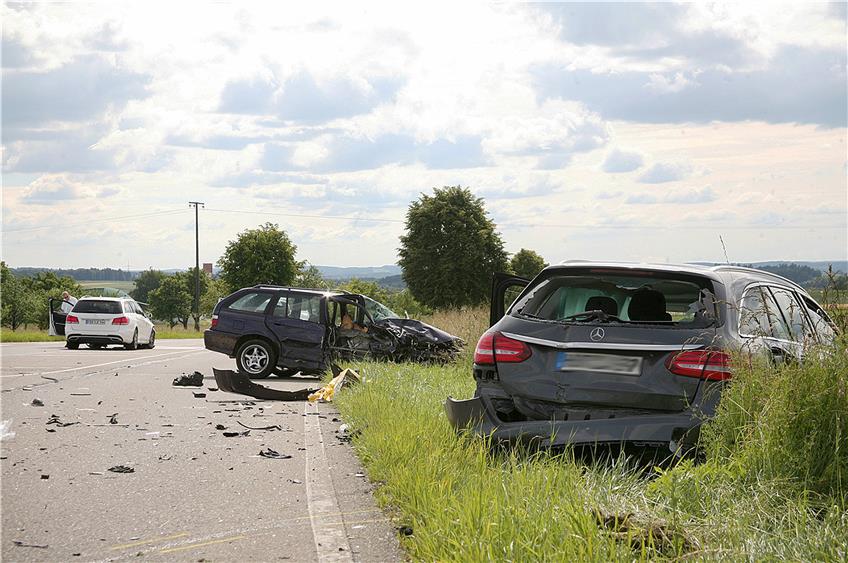 Eine ganze Kettenreaktion mit 50 000 Euro Sachschaden löste das Missachten der Vorfahrt durch einen Radfahrer am Montag bei Weitingen aus. Der 70-Jährige wurde lebensgefährlich verletzt. Bild: hn