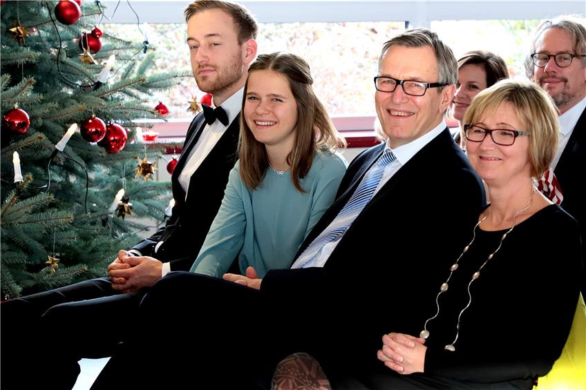 Eine stolze Familie: Heidrun Linka, neue Rektorin der Horber Realschule, wurde bei ihrer offiziellen Amtseinführung von ihrem Ehemann und den beiden Kindern begleitet. Bilder: Kuball