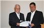 Einen Scheck über 500 Euro übergab Oberbürgermeister Julian Osswald (rechts) an Reinhold Beck. Bild: Hannes Kuhnert