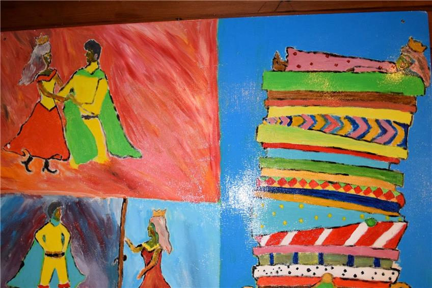 Einige Flüchtlinge haben unter der Leitung von Gloria Keller aufLeinwand verschiedene Märchenmotive künstlerisch verarbeitet.