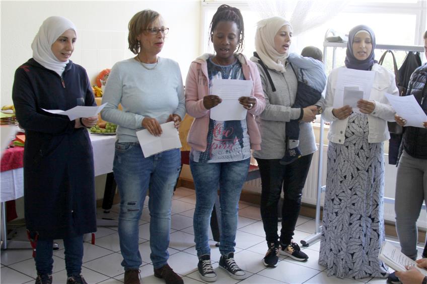 Einige der Frauen, die sich wöchentlich im Begegnungscafé „Kunterbunt“ in den Räumen des Schülercafés treffen, sangen am Mittwoch beim „Tag der offenen Tür“ das Lied „Guten Morgen“ auf Deutsch und Arabisch. Bilder: Priotto