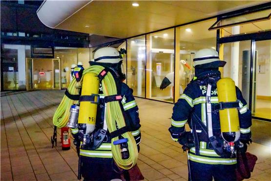 Einsatzkräfte der Feuerwehr sind bei einem Brand in einem Krankenhaus im Einsatz. Bei einem Feuer in der Notaufnahme eines Pforzheimer Krankenhauses ist ein Mensch ums Leben gekommen Foto: Markus Rott/EinsatzReport24/dpa