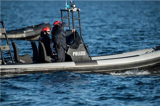 Einsatzkräfte der Polizei fahren auf einem Boot. Foto: Silas Stein/dpa