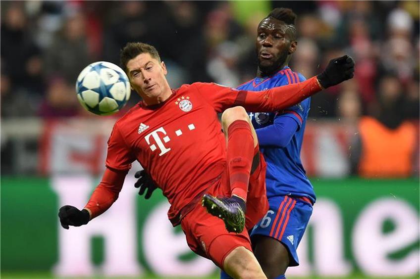 Erhöhte zum 2:0-Zwischenstand für die Bayern: Stürmer Robert Lewandowski (vorne, im Zweikampf mit Arthur Masuaku). Foto: afp
