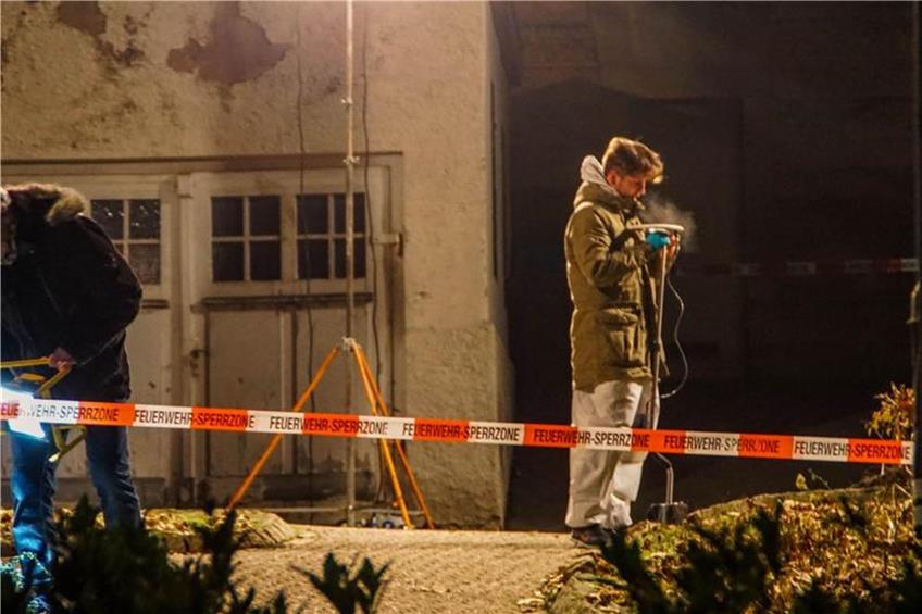 Ermittler untersuchen am 02.12.2016 den Tatort. Foto: Sdmg/Maurer/Archiv dpa/lsw