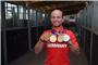 Fotoshooting mit Olympiasieger Michael Jung und seinen beiden Medaillen, Einzel-...