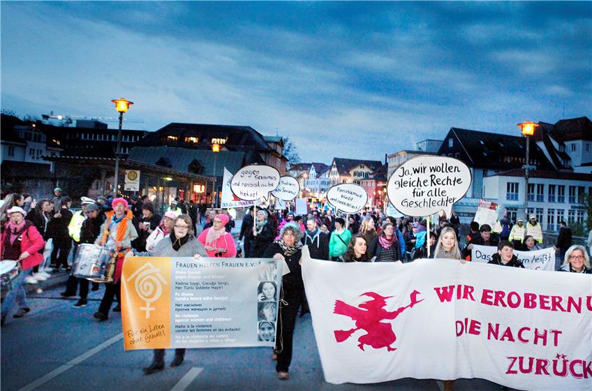 Frauen demonstrieren in Tübingen auf der Eberhardsbrücke gegen Sexismus und Gewalt. Bild: Faden