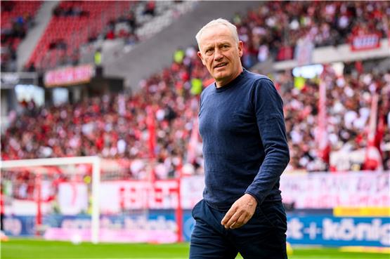 Freiburgs Trainer Christian Streich steht vor dem Spiel im Stadion. Foto: Tom Weller/dpa