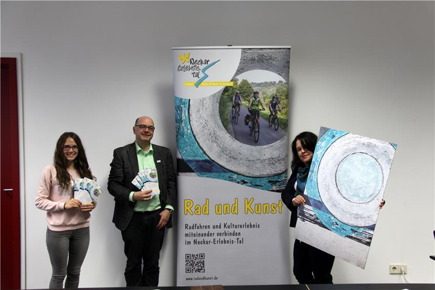 Für „Rad und Kunst“ im Neckar-Erlebnis-Tal rühren Annika Tittjung (links), Frank Börnard und Kathrin Link kräftig die Werbetrommel.Bild: Priotto