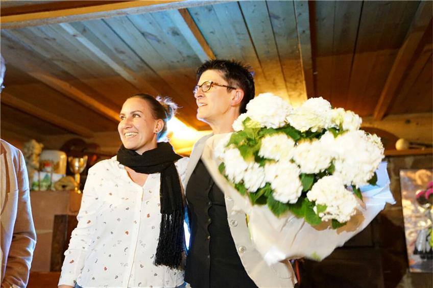 Für Saskia Esken, hier mit ihrer Wahlkampfmanagerin Viviane Weschenmoser, war der Abend eine Zitterpartie. Bild: Breitmaier