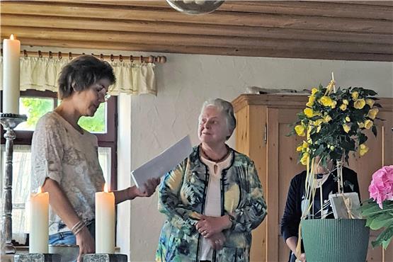 Gabi Zanker (links), Vorsitzende des Wiesenstetter Kirchengemeinderats, würdigte Brunhilde Lachers 25-jähriges ehrenamtliches Engagement. Bild: Adelinde Hellstern