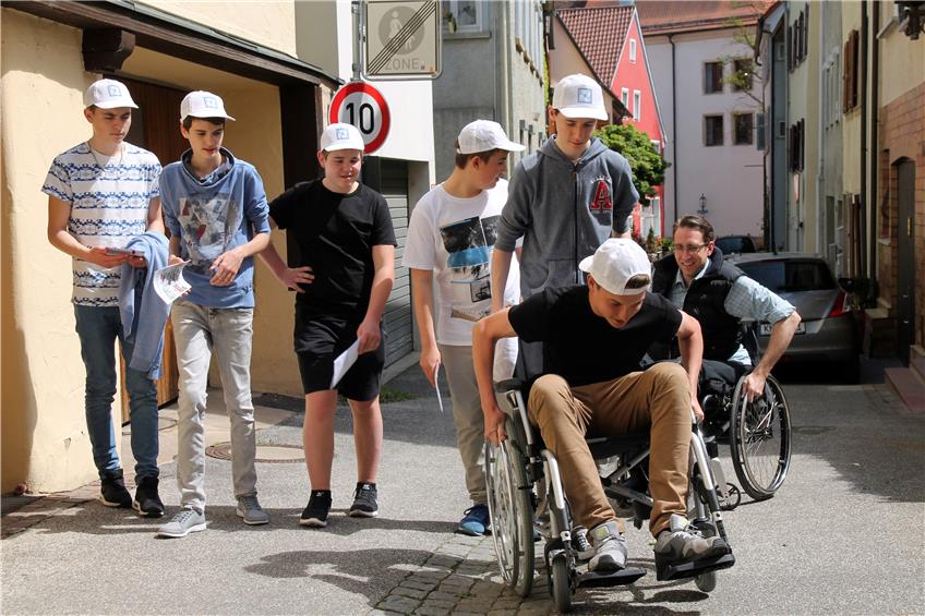 „Ganz schön anstrengend“ fand Jan Öhrlich, zum ersten Mal im Rollstuhl, den Anstieg in der Klostergasse zum Marktplatz. Wie man es dennoch hinaufschafft, erklärte hinter ihm sein Lehrer Andreas Braun, der seit einem Unfall vor zehn Jahren auf dieses Gefährt angewiesen ist. Bild: Eisele
