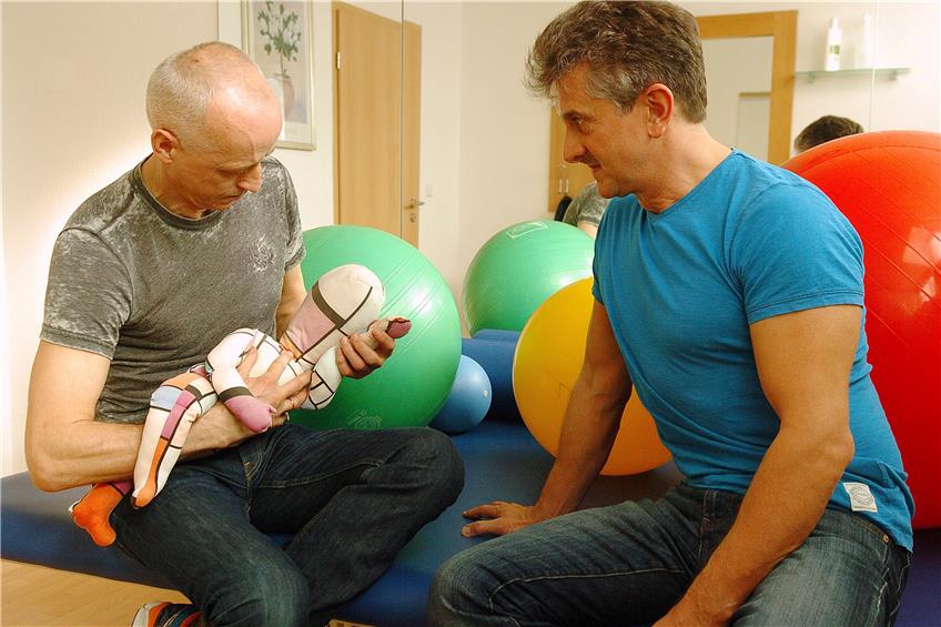 Geübt wird grundsätzlich nur an der Puppe: Markus Swierkot (links) hat sich unter anderem auf die therapeutische Behandlung von Babys und Frühgeborenen spezialisiert. In Zusammenarbeit mit Alexander König gibt er sein Wissen in Horb weiter.Bild: gen