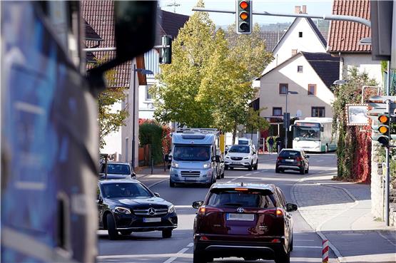 Gewohntes Bild: Viel Verkehr herrscht in Eutingens Dorfmitte. Das soll sich ändern, gestaltet sich aber schwierig.Bild: Karl-Heinz Kuball