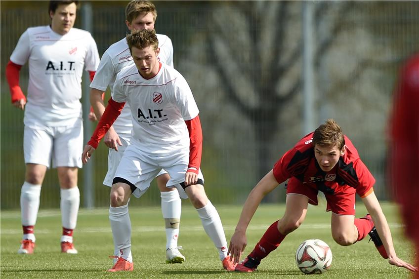 Gibt nie einen Ball verloren: Vollmaringens Mittelfeldspieler Johannes Fleischle (rechts). Bild: Ulmer