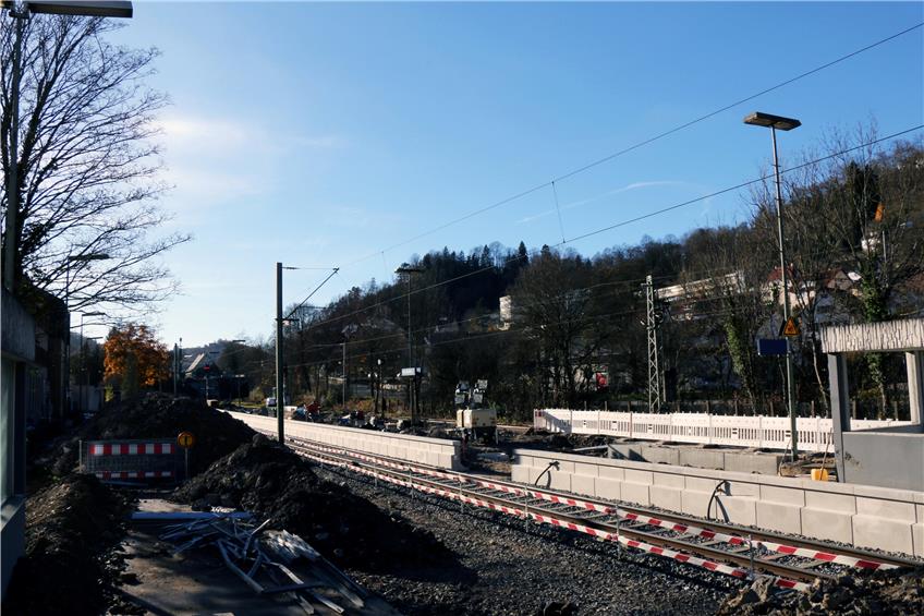 Großbaustelle: Zwei Aufzüge und ein erhöhter Mittelbahnsteig sorgen für Dreck und Lärm am Sulzer Bahnhof.Bild: Schäfer