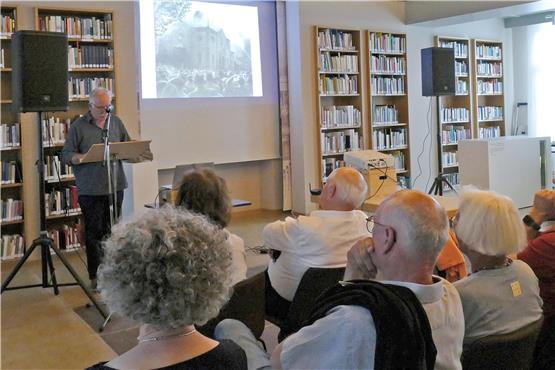 Gut besucht war der Einführungsvortrag von Heinz Högerle in der Ehemaligen Synagoge Rexingen. Bild: Jochen Stöhr