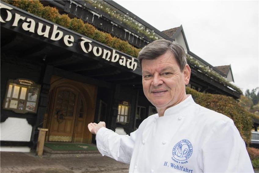 Harald Wohlfahrt stehtvor dem Restaurant Traube-Tonbach. Foto: Uli Deck/Archiv dpa/lsw