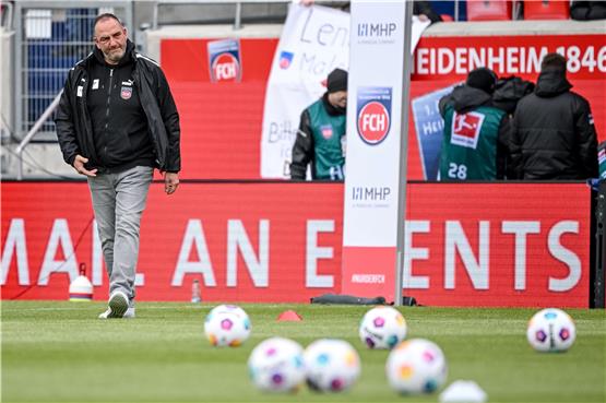 Heidenheims Trainer Frank Schmidt steht vor dem Spiel im Stadion. Foto: Harry Langer/dpa