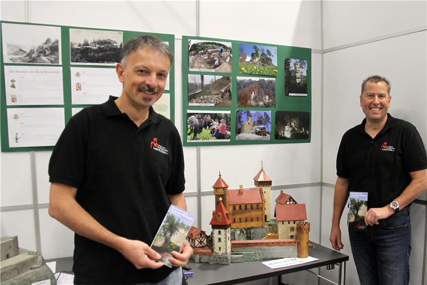 Hubert Breisinger (links) und Ralf Kreher vom Förderverein Burgruine Wehrstein Fischingen hatten Bilder und Modelle mitgebracht.
