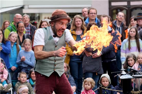 Icaro, der Meister der Seifenblasen, machte auch Feuer. Der Italiener war ein starker Publikumsmagnet auf dem Metzelplatz. Bild: Uli Rippmann