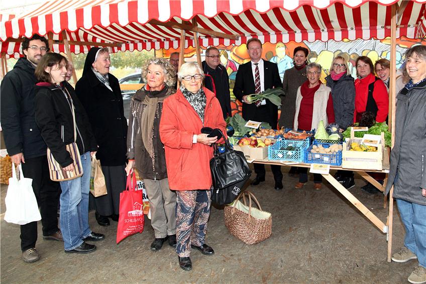 Im Oktober 2014 machten sich Beschicker und treue Kunden des Horber Bauernmarkts für dessen Erhalt stark. Mittlerweile gilt die Idee eines Bauernladens als Alternative, doch bei der Planung werden nur wenige Fortschritte erzielt. Archivbild: Kuball