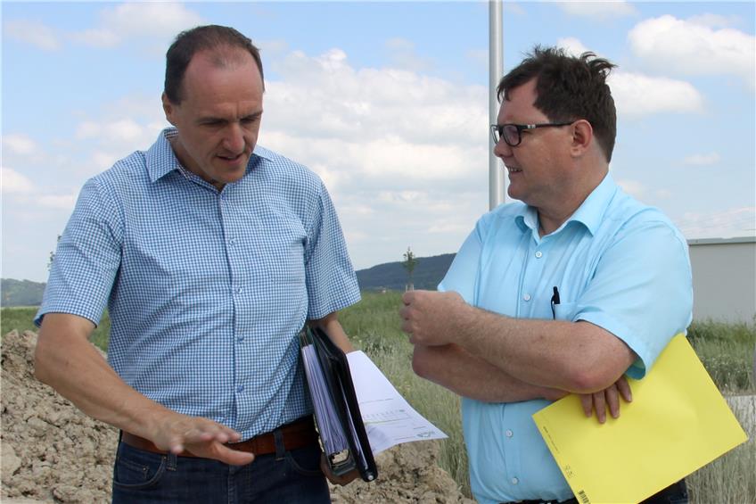 Ingenieur Christian Müller (links) vom Büro Gauss und Lörcher aus Rottenburg erklärte am Montag bei einem Vor-Ort-Termin IKG-Geschäftsführer Michael Lehrer, wie das Auffüllen abläuft.