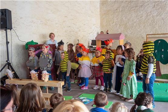 Kinder führten das Märchen vom Bienenkönig auf. Bild: Margita Manz