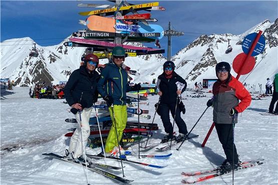 Kurt Fischer (2. von links) vom Horber Schneesport-Club mit Mitgliedern auf der von ihm organisierten Ischgl-Ausfahrt. Bild: Vereinsbild