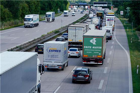 Lastwagen und Autos stehen auf der Autobahn 6 vor dem Autobahnkreuz Walldorf in Richtung Heilbronn im Stau. Foto: Uwe Anspach/dpa