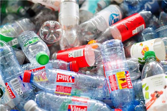 Leere Flaschen aus Plastik liegen in einer Kiste. Foto: Daniel Bockwoldt/dpa