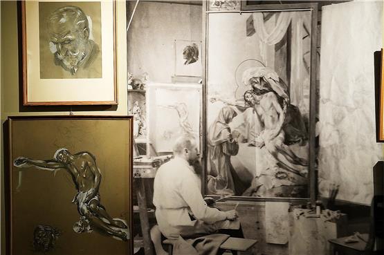 Links die Vorskizze mit Franz Hausch, rechts ein Werkstattfoto, das die Arbeit an dem Altar zeigt. Bild: Karl-Heinz Kuball
