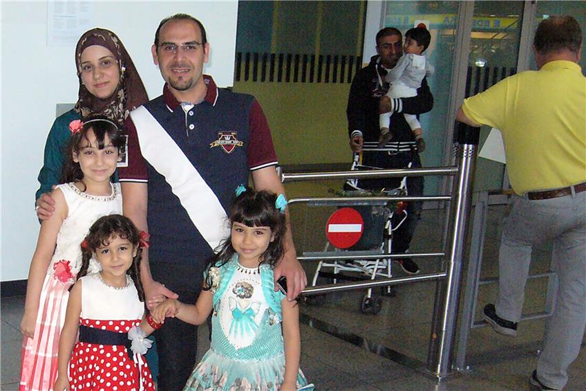 Maher Albakawi konnte am Stuttgarter Flughafen seine Frau und seine drei Kinder in die Arme schließen Die Freude war ohne Grenzen.Bilder: gar