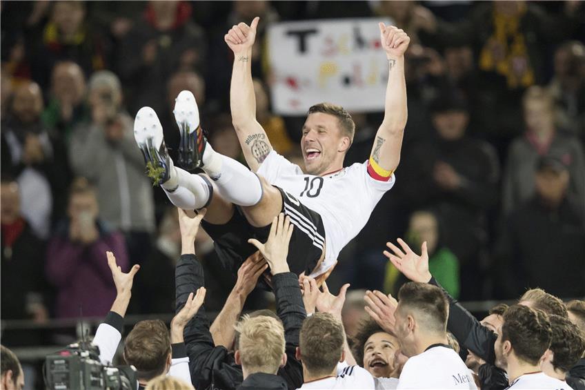 Mann des Abends: Lukas Podolski wurde nach seinem Abschiedsspiel von den Mitspielern und den Fans im Stadion gefeiert. Foto: actionpress