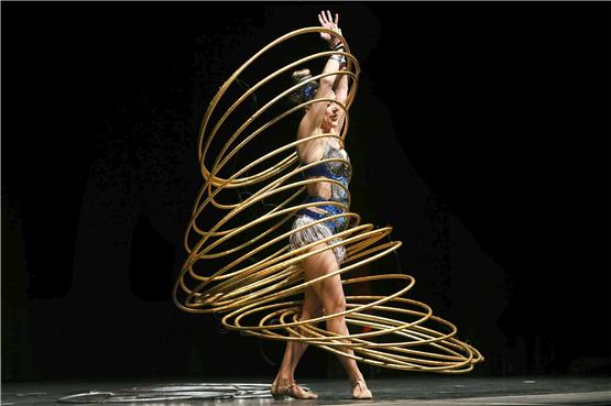 Marina Skulditskaya ließ goldene Hula-Hoop-Reifen scheinbar mühelos an sich hinaufgleiten. Bild: Anne Faden