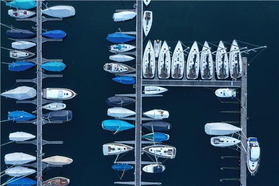 Mehrere Segel- und Motorboote liegen im Yachthafen am Bodensee. Foto: Felix Kästle/dpa