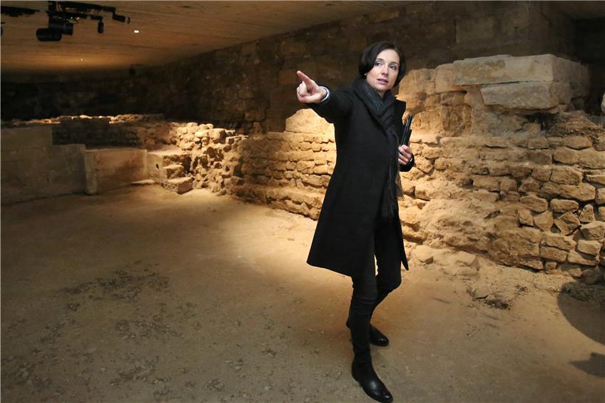 Melanie Prange, Leiterin des Diözesanmuseums, erläutert im Untergeschoss der Sülchenkirche die Mauerreste der Vorgängerbauten. Bilder: Sommer