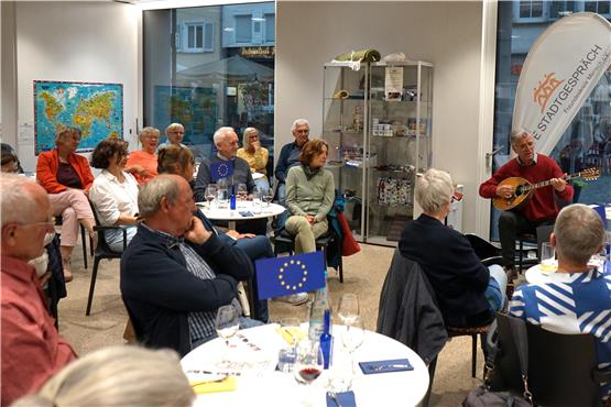 Mit Bouzouki-Musik aus Griechenland eröffnete Nikos Hatziliades den literarischen Europa-Abend im Café Stadtgespräch. In den Vorlese-Pausen gab’s fürs Publikum europäische Häppchen. Bild: Andreas Straub